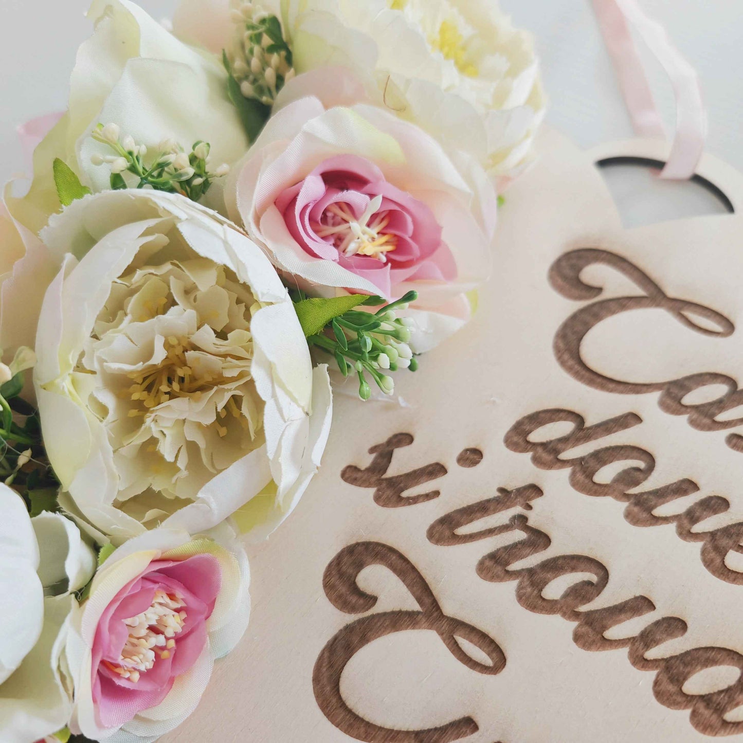 Fuoriporta bianco e rosa in legno inciso