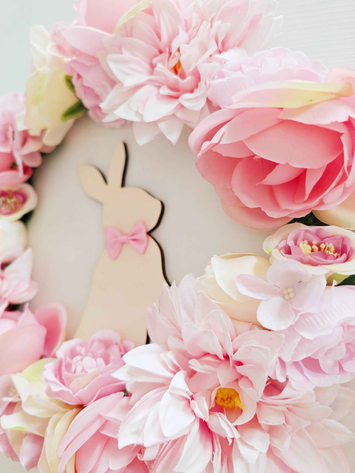 Ghirlanda in legno con fiori rosa