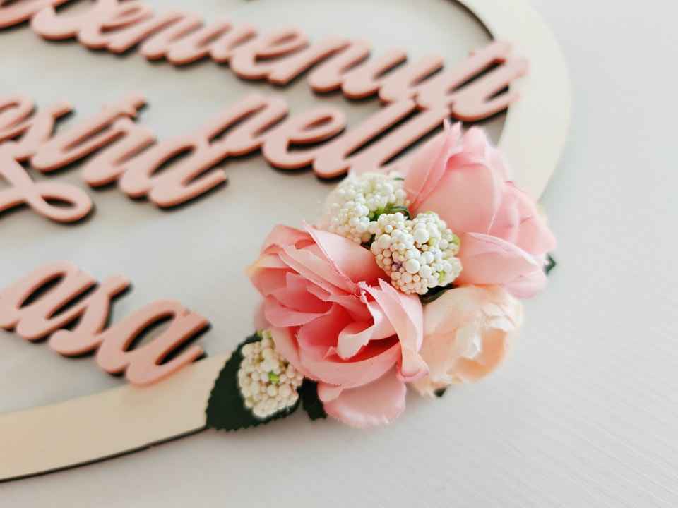 Fuoriporta rosa e panna in legno intagliato