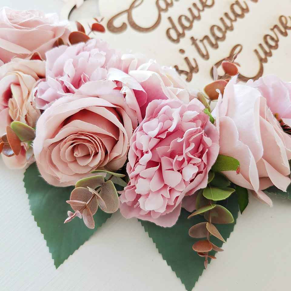 Fuoriporta rosa in legno inciso