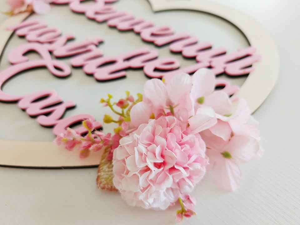 Fuoriporta rosa in legno intagliato