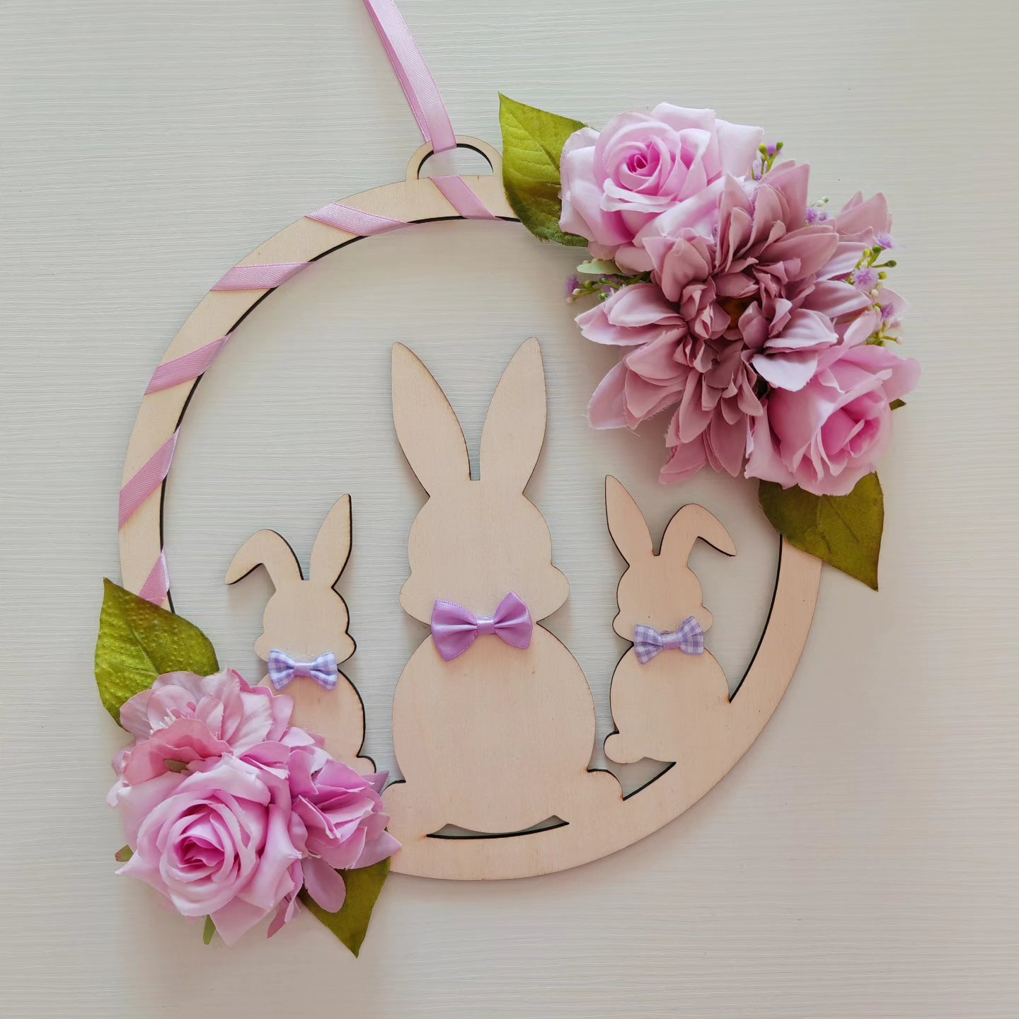 Ghirlanda in legno coniglietti con fiori lilla - Best Moment Decor