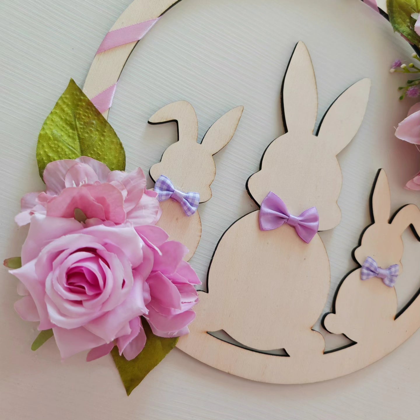 Ghirlanda in legno coniglietti con fiori lilla - Best Moment Decor