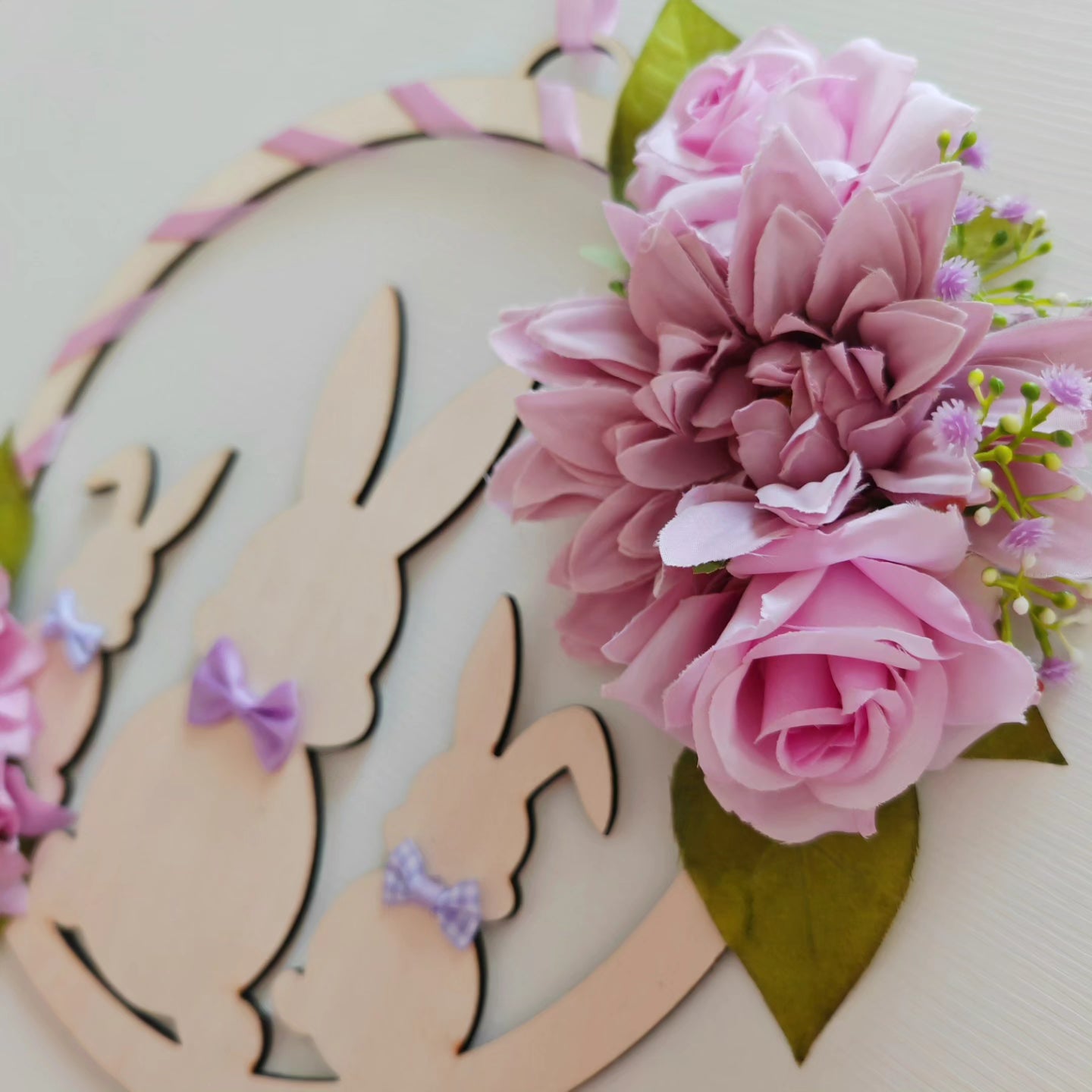 Ghirlanda in legno coniglietti con fiori lilla - Best Moment Decor