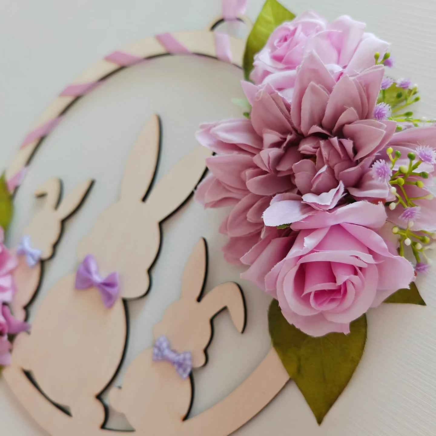 Ghirlanda in legno coniglietti con fiori lilla