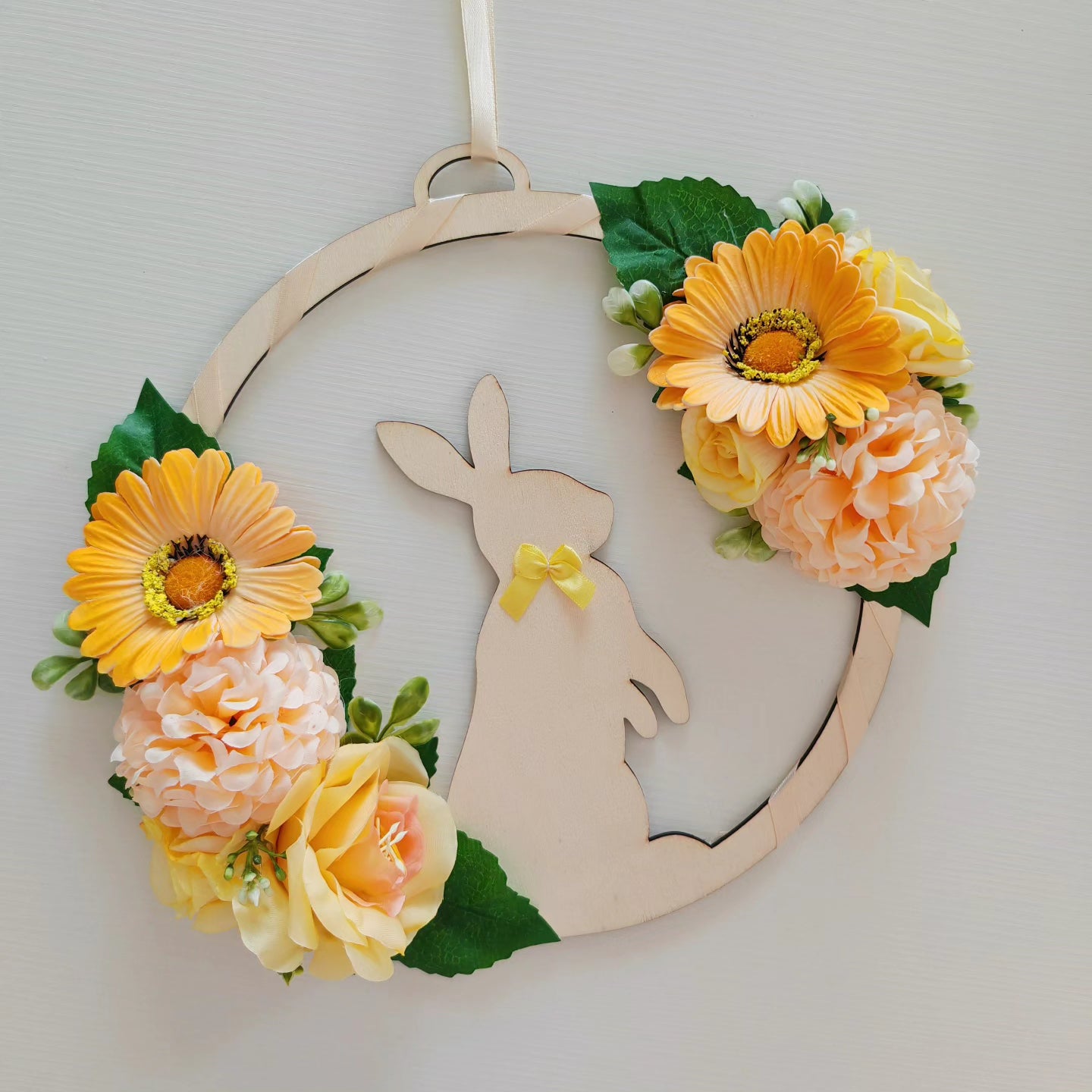 Ghirlanda in legno coniglio con fiori arancio - Best Moment Decor