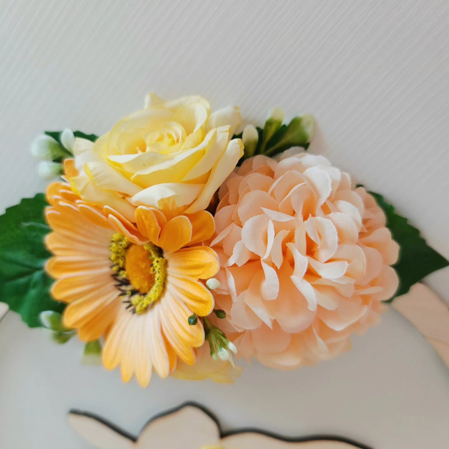 Ghirlanda in legno coniglio con fiori arancio - Best Moment Decor