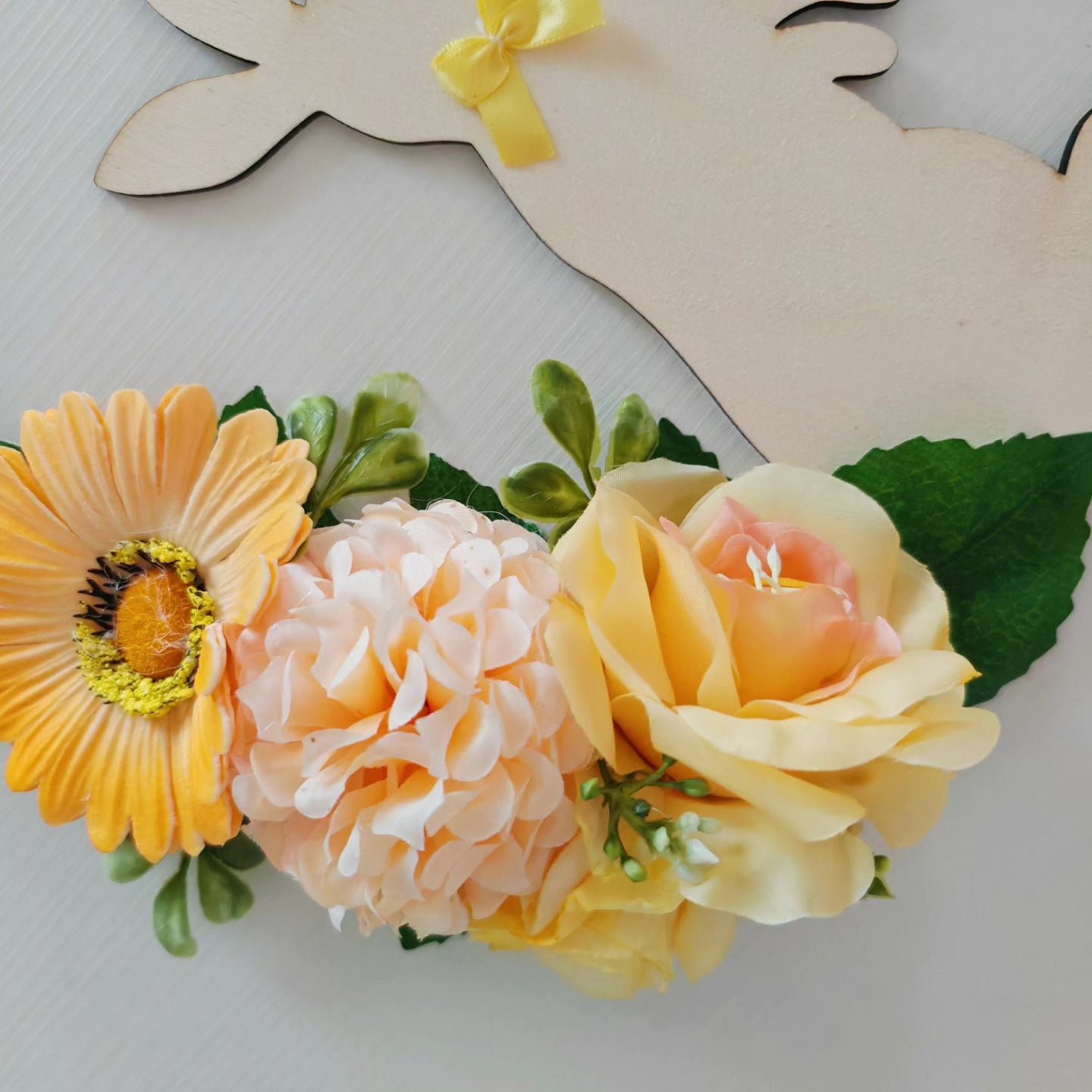 Ghirlanda in legno coniglio con fiori arancio - Best Moment Decor