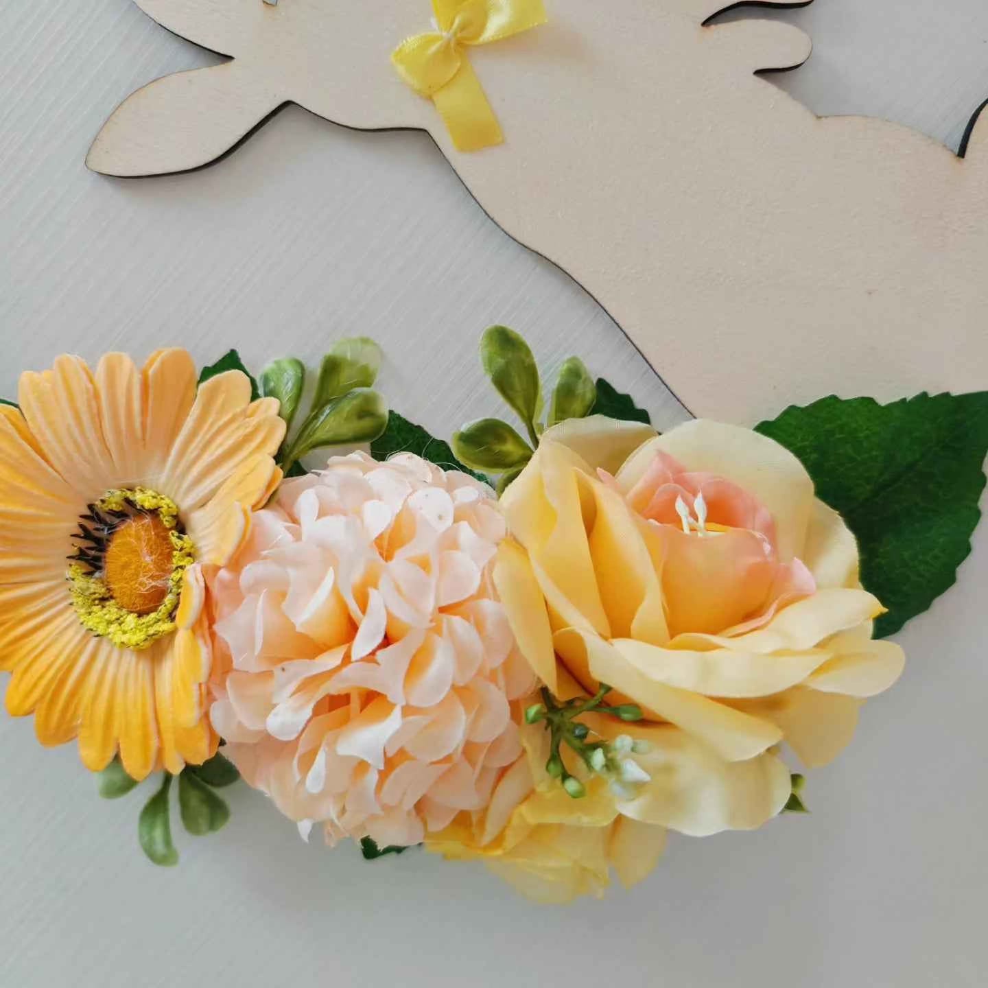 Ghirlanda in legno coniglio con fiori arancio