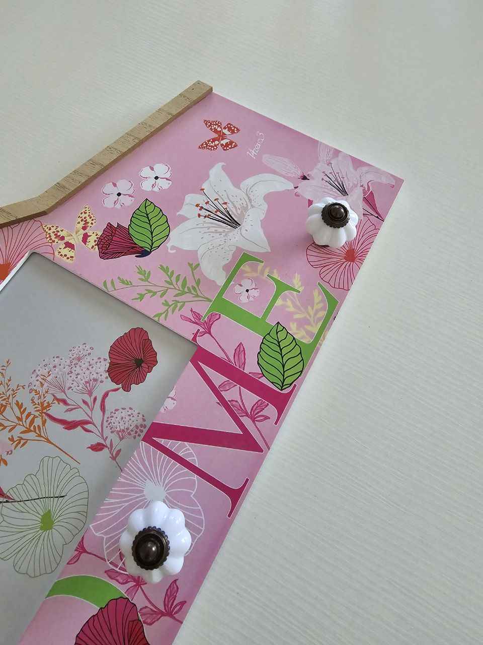 Portafoto/appendiabiti floreale in legno