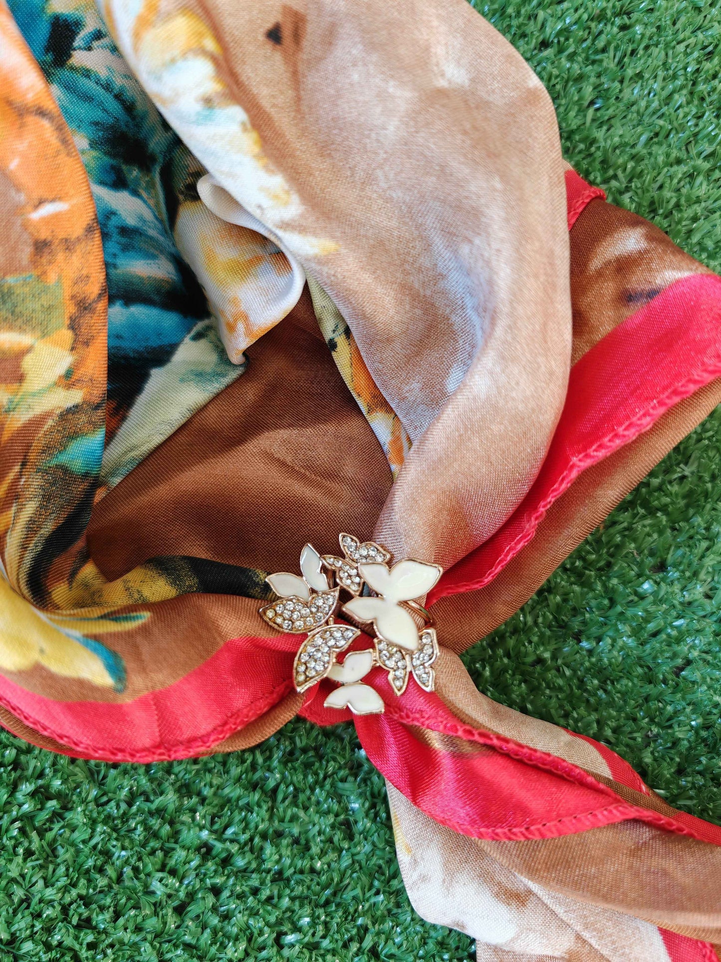 Foulard gioiello rosso fantasia con gancio centrale