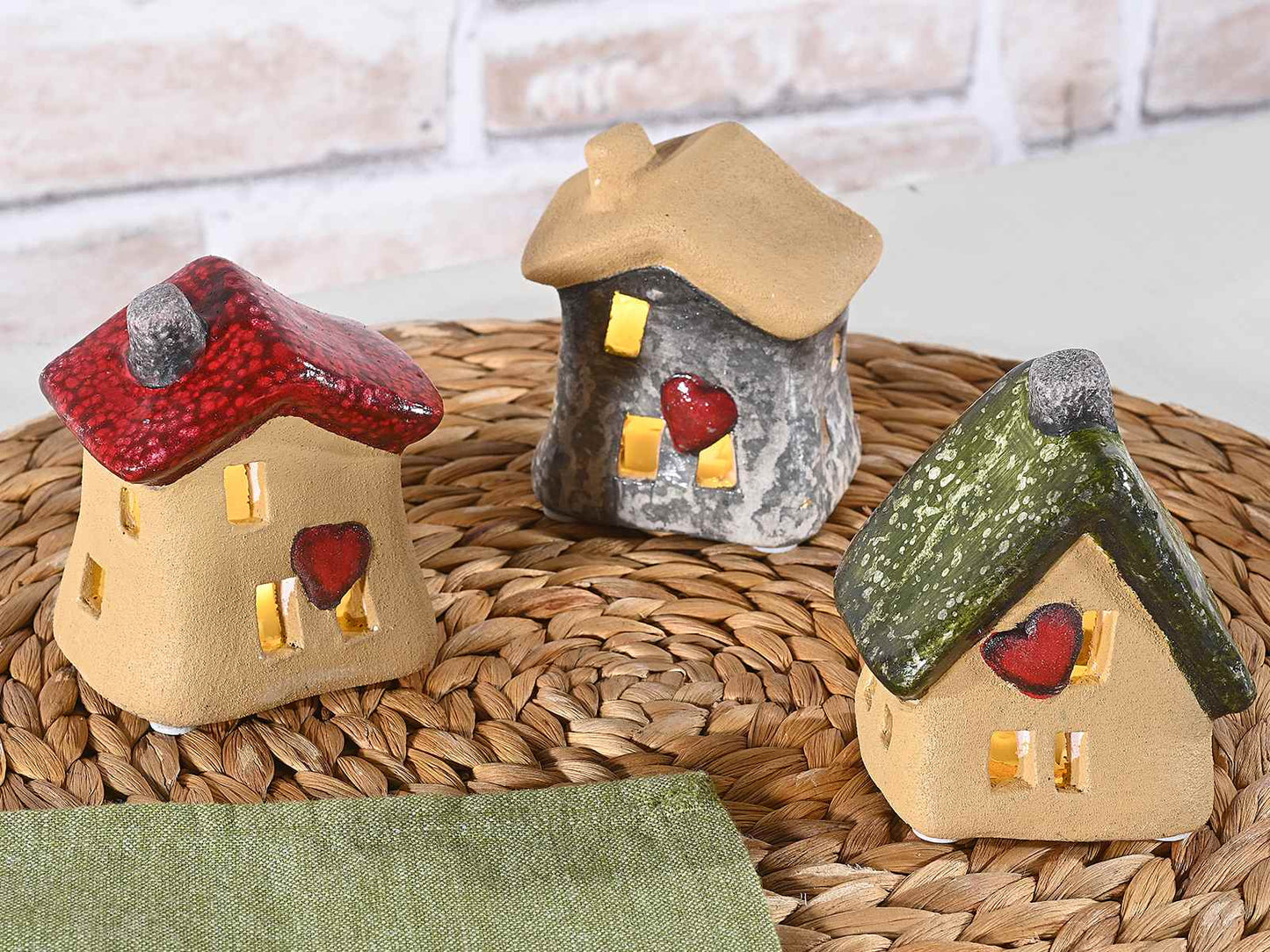 Casetta in terracotta piccola con luce led rossa
