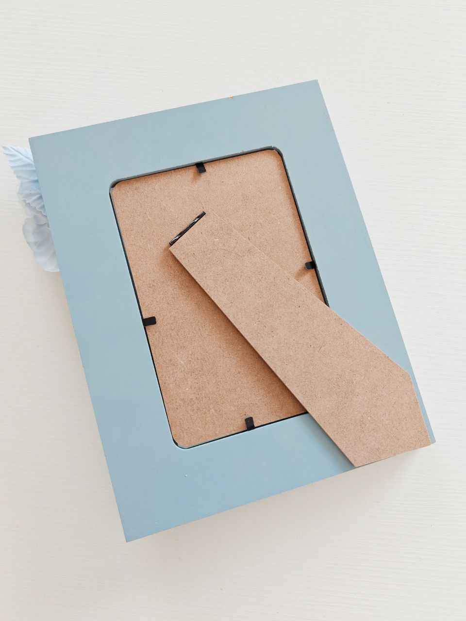 Cornice bluette con fiore