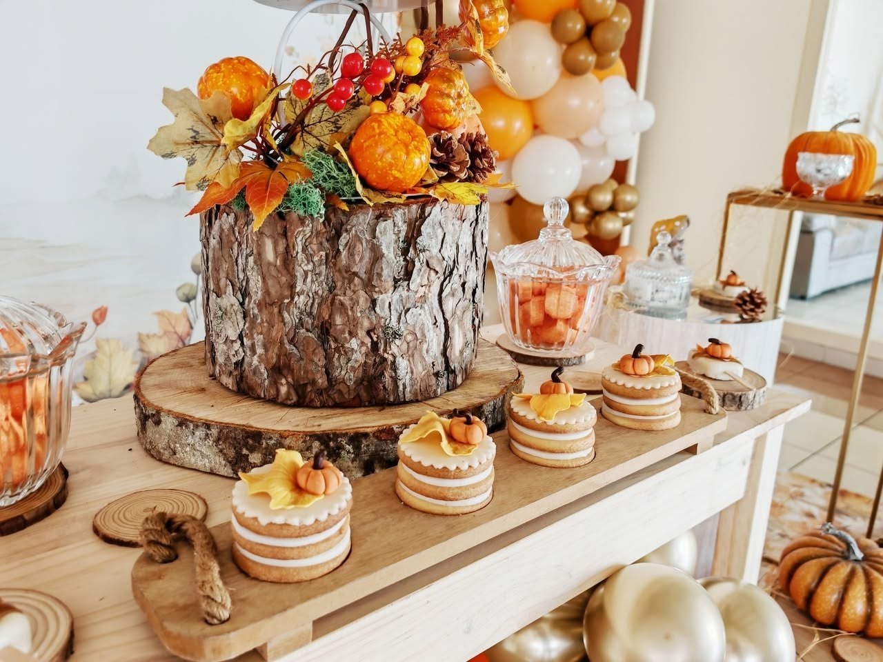 Sweet table autunnale con zucche, dolci e palloncini