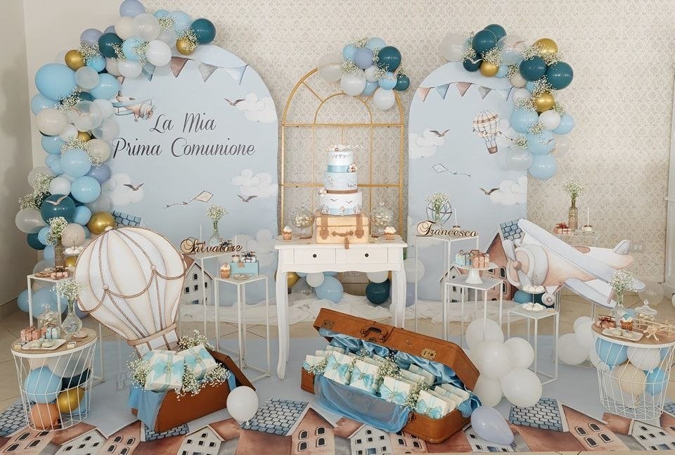 Allestimento prima comunione a tema viaggio con palloncini e scenografia