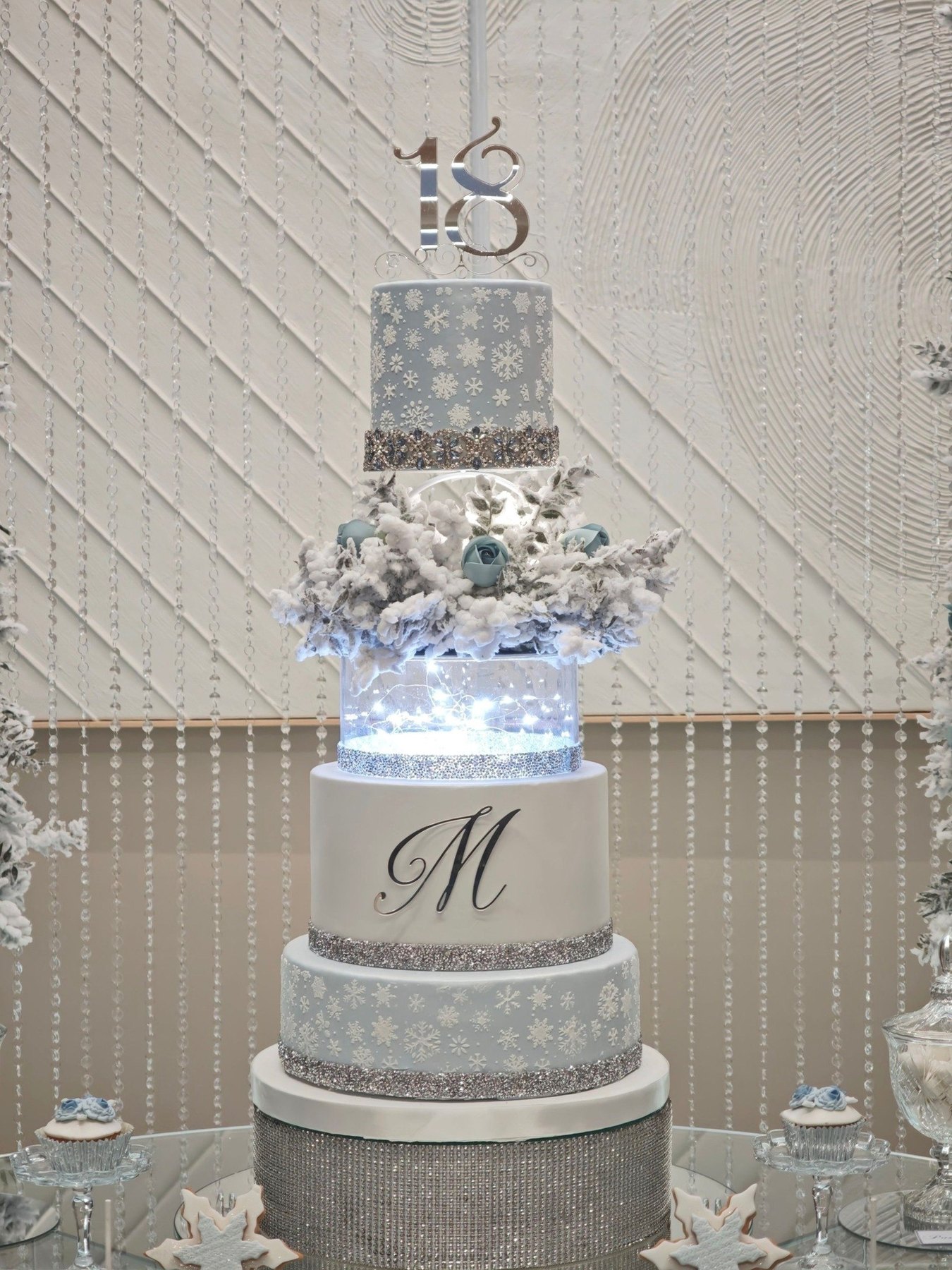 Torta scenografica per diciottesimo con dettagli argento