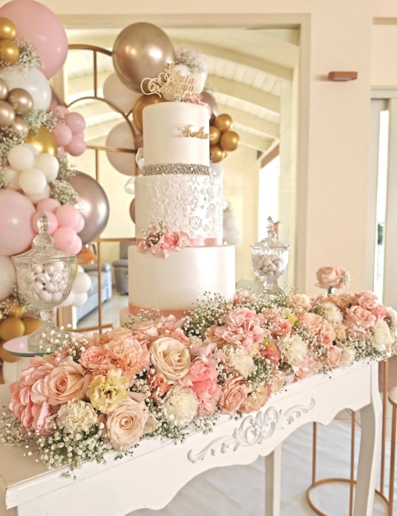 Allestimento Best Moment con torta, fiori rosa e dettagli oro