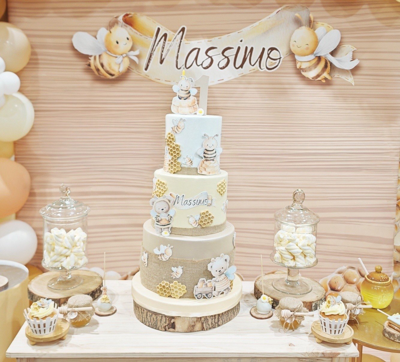 Primo compleanno a tema ape con torta finta personalizzata