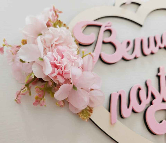 Fuoriporta rosa in legno intagliato