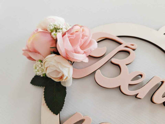 Fuoriporta rosa e panna in legno intagliato