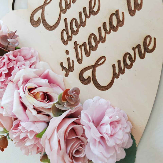Fuoriporta rosa in legno inciso
