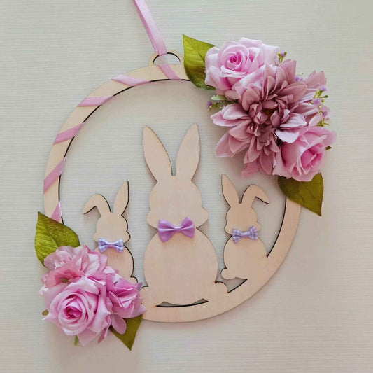 Ghirlanda in legno coniglietti con fiori lilla