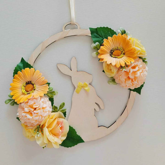 Ghirlanda in legno coniglio con fiori arancio