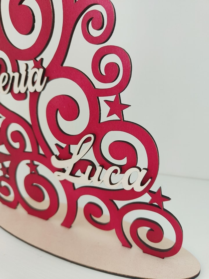 Albero in legno rosso e legno naturale