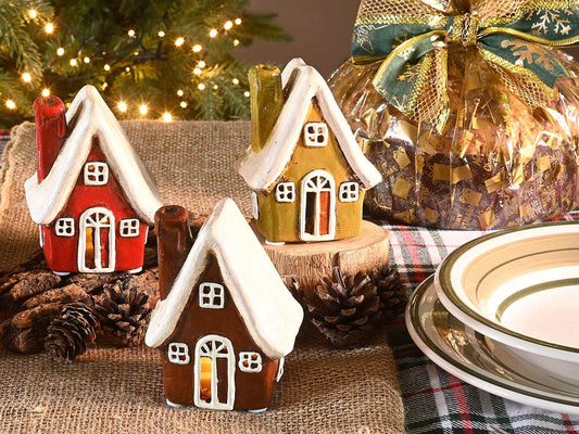 Casetta in terracotta con luce led gialla