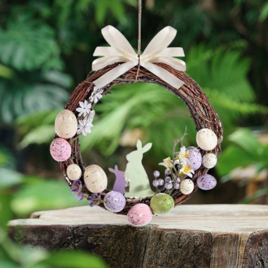 Ghirlanda in legno con uova e conigli