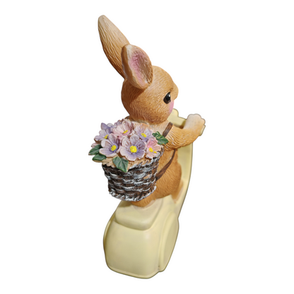 Coniglio con fiori lilla e rosa